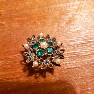 Vintage Gold Tone Brooch with Emerald Sets & Pearls